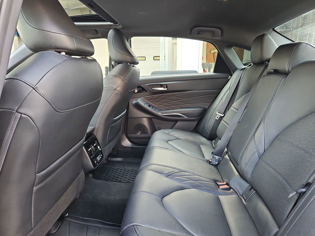 Used 2021 Toyota Avalon Limited image 29