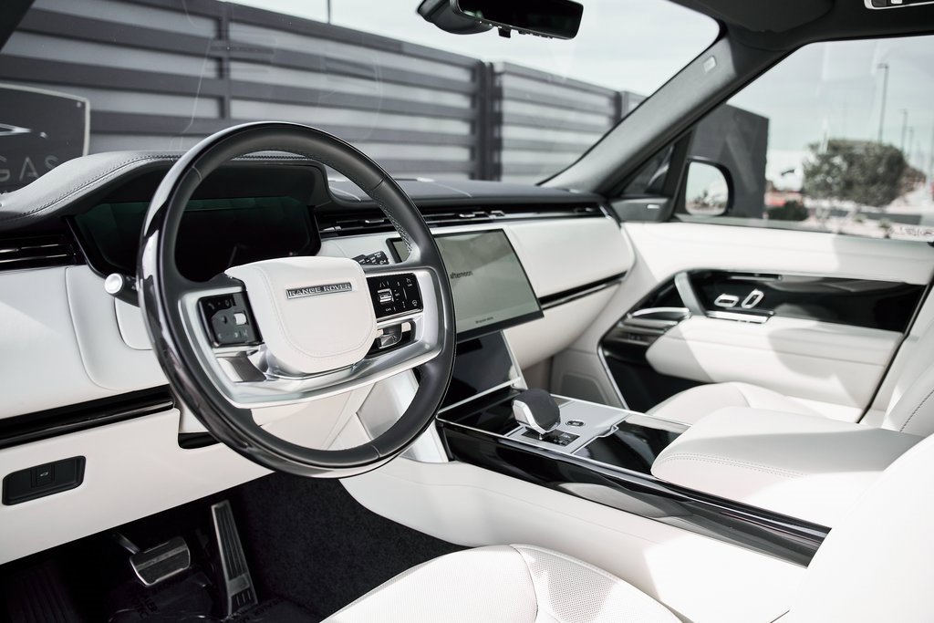 Used 2024 Land Rover Range Rover Long Wheelbase SE image 2