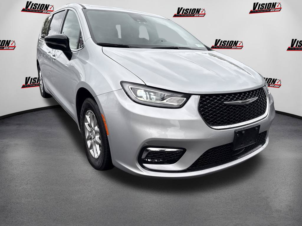 Used 2026 Chrysler Pacifica Select FWD image 3