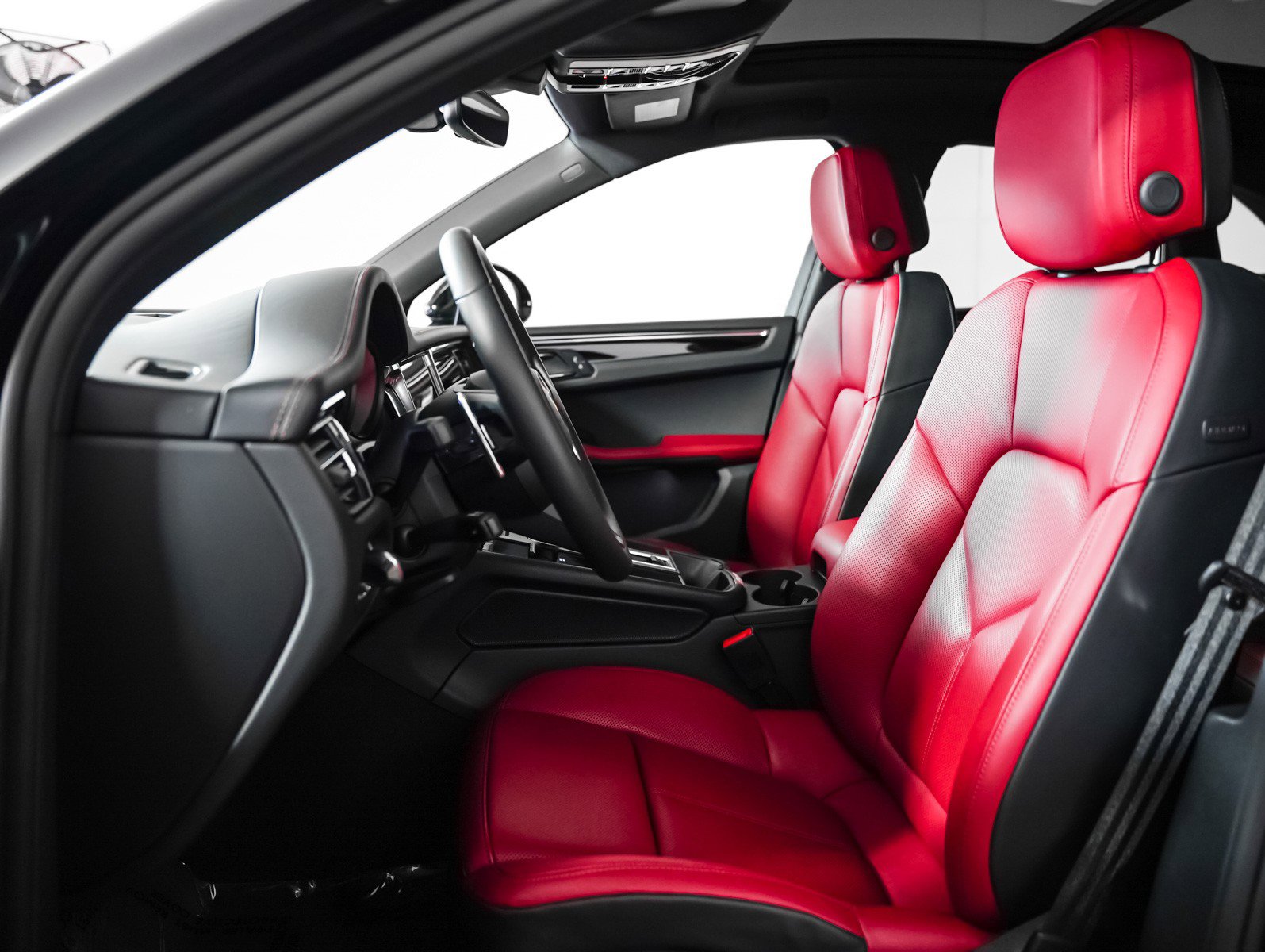 Certified 2025 Porsche Macan image 5