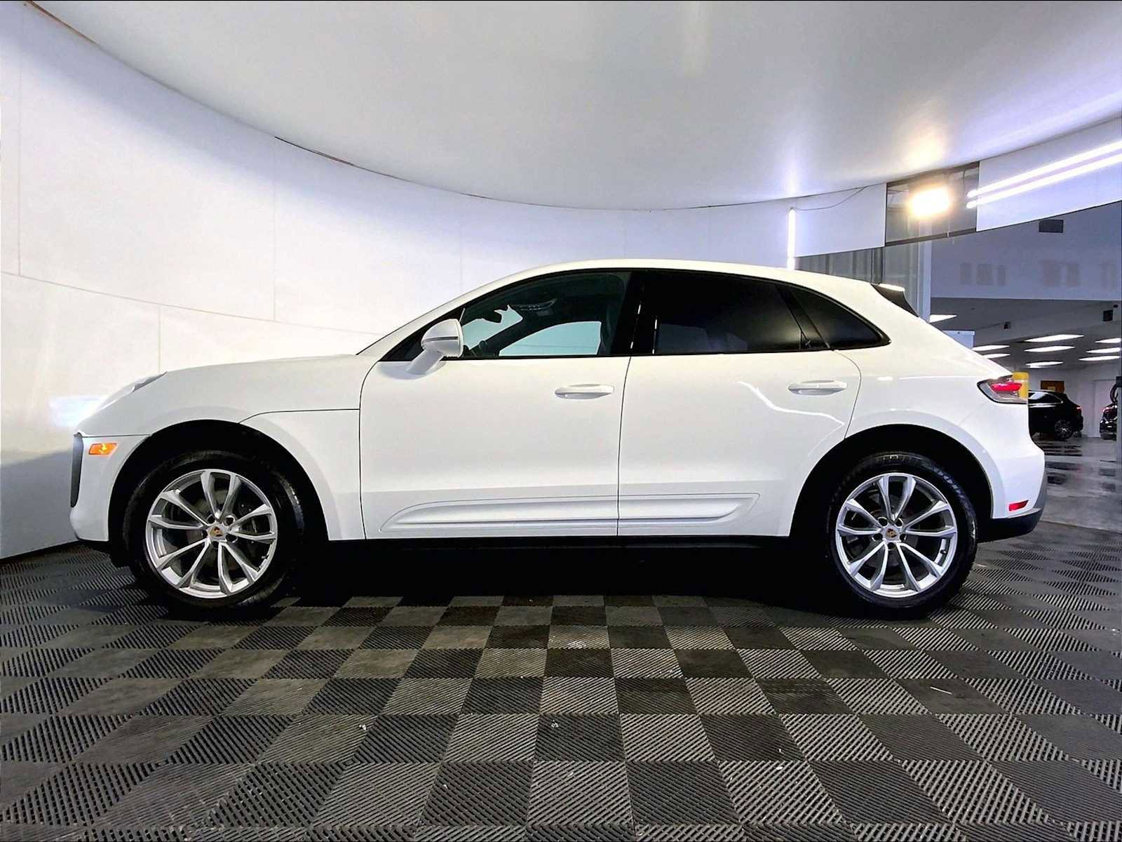 Certified 2023 Porsche Macan image 2
