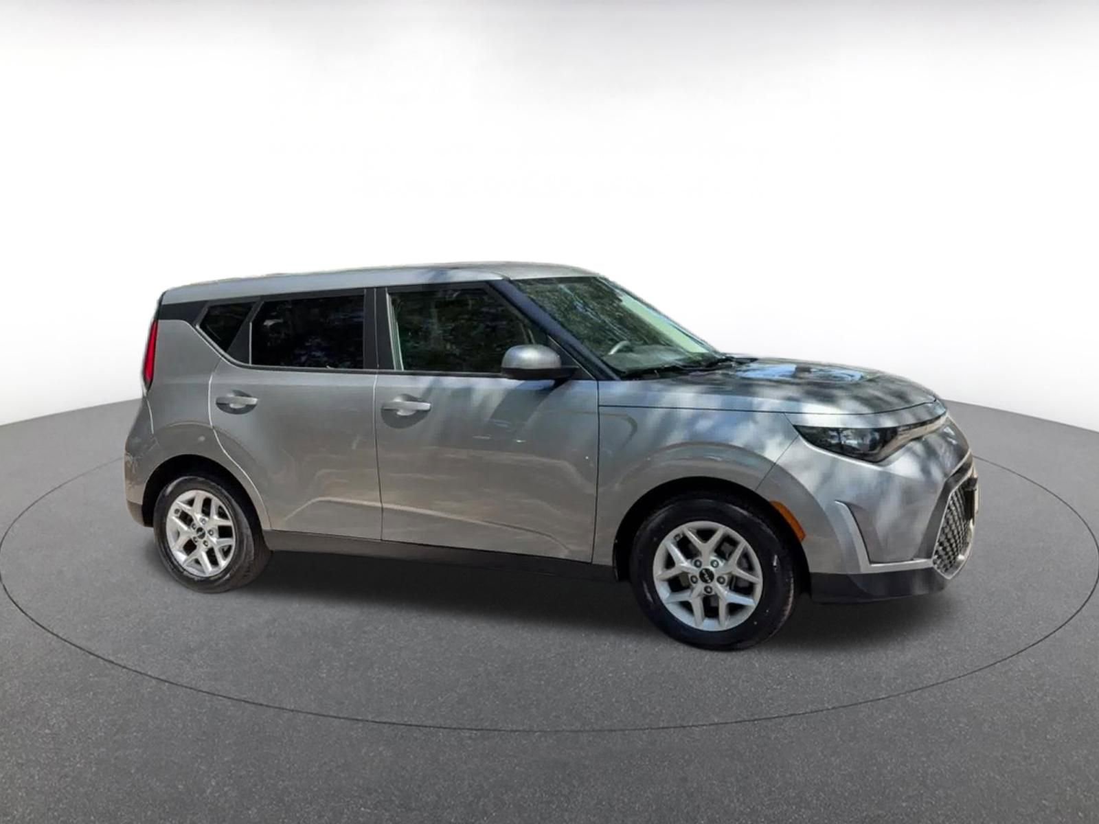 Used 2025 Kia Soul LX w/ LX Technology Package FWD image 2