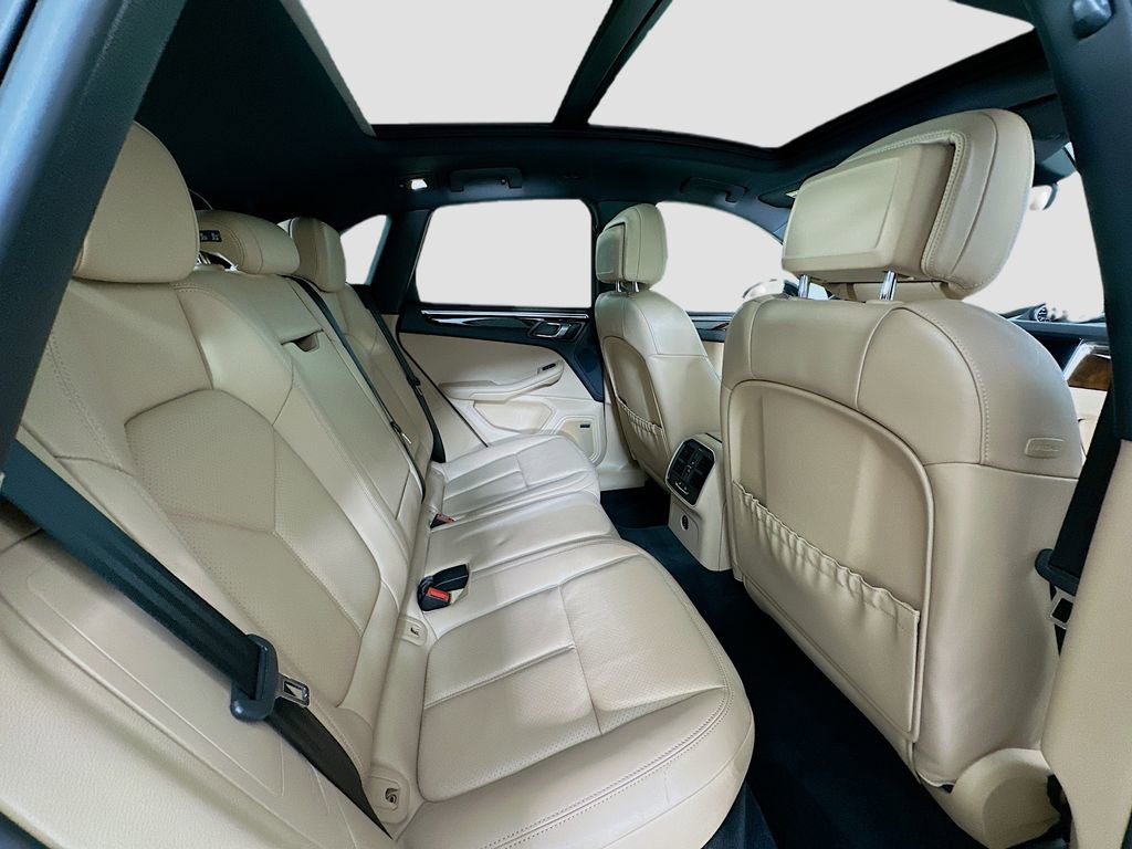Certified 2023 Porsche Macan AWD/4WD image 30