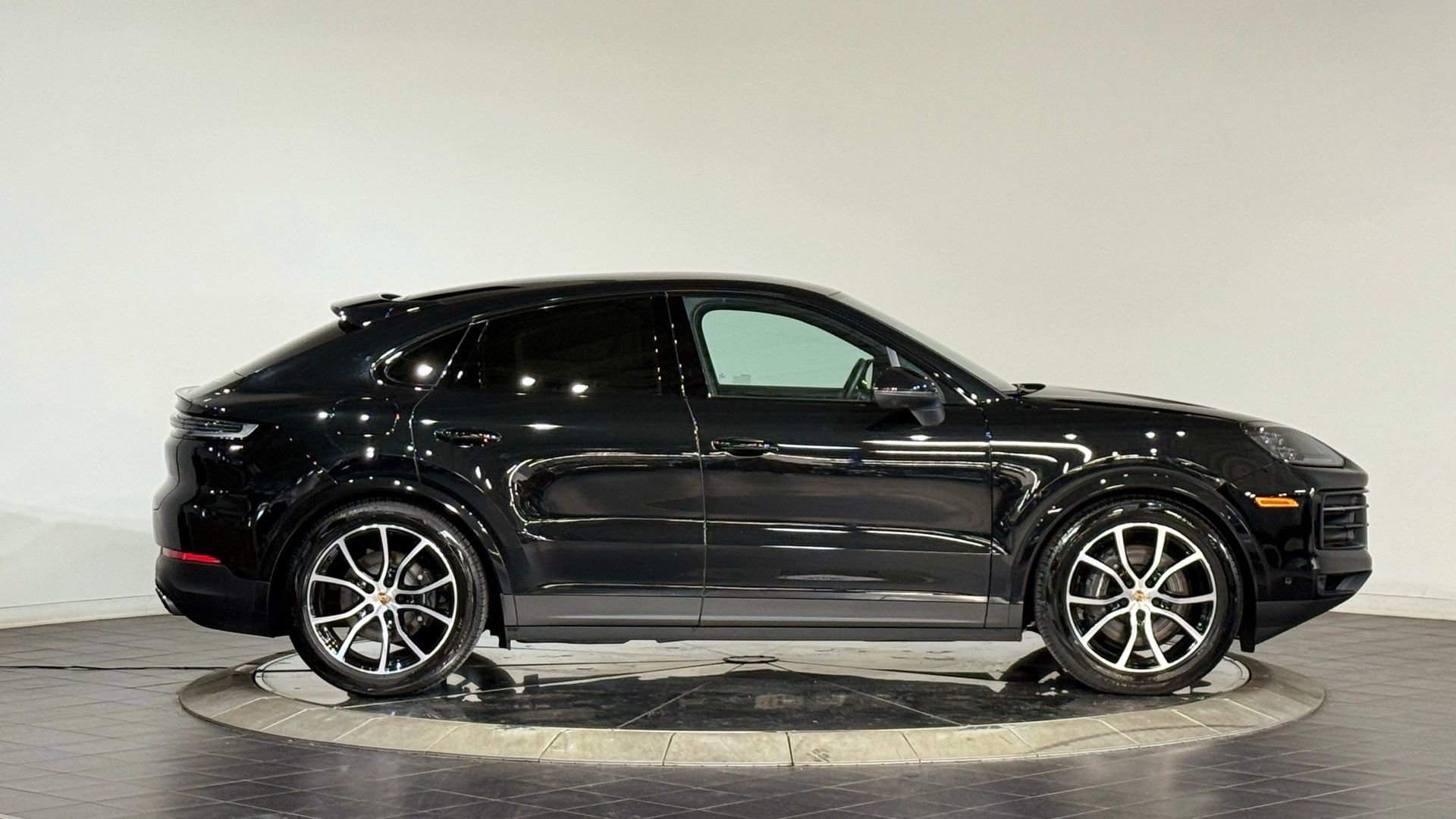 Used 2025 Porsche Cayenne Coupe image 11