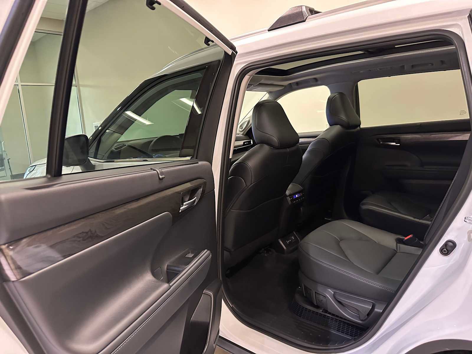 Certified 2025 Toyota Highlander Platinum image 24