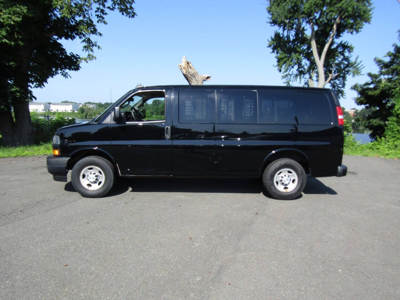 Used 2018 Chevrolet Express 2500 LS RWD image 3