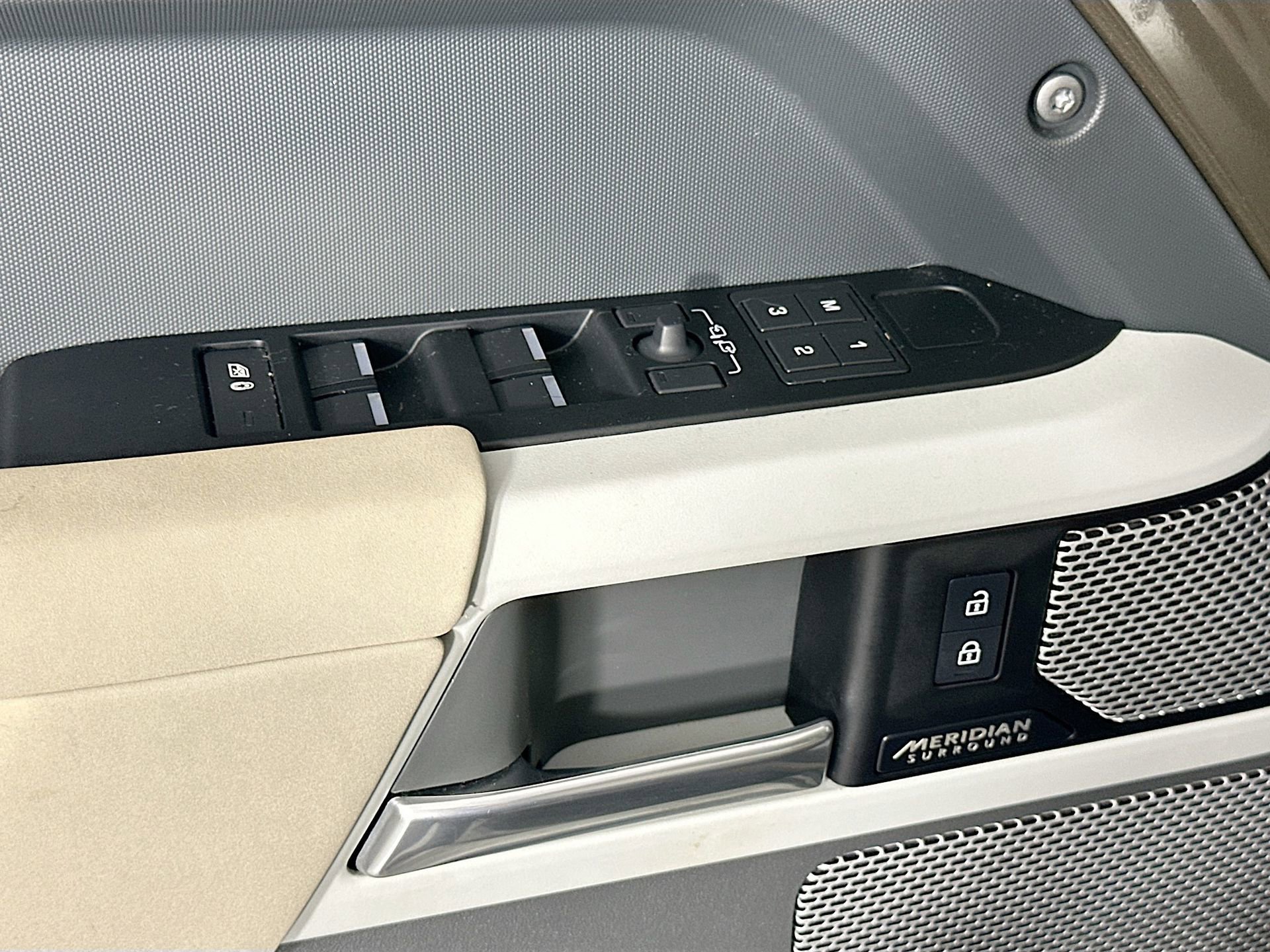 Used 2023 Land Rover Defender 130 SE image 19