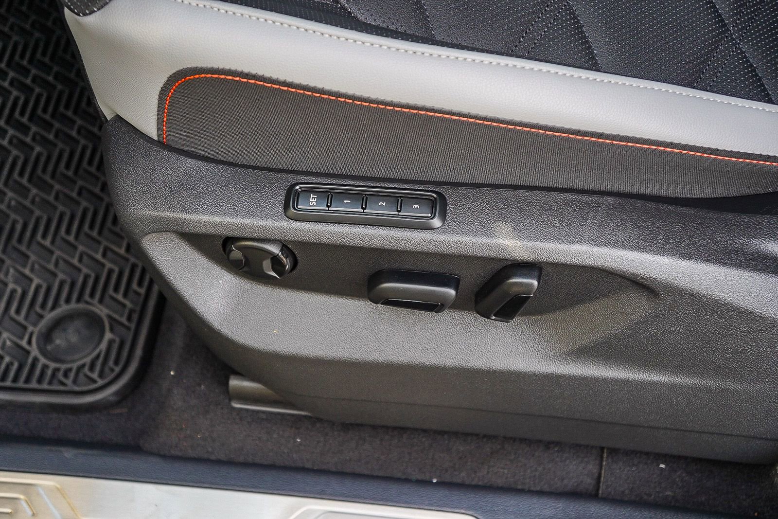 Used 2024 Volkswagen Atlas Peak Edition SEL AWD/4WD image 28