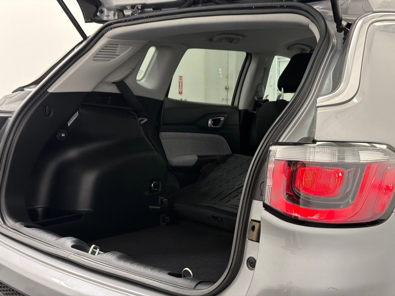 Used 2022 Jeep Compass Sport image 8