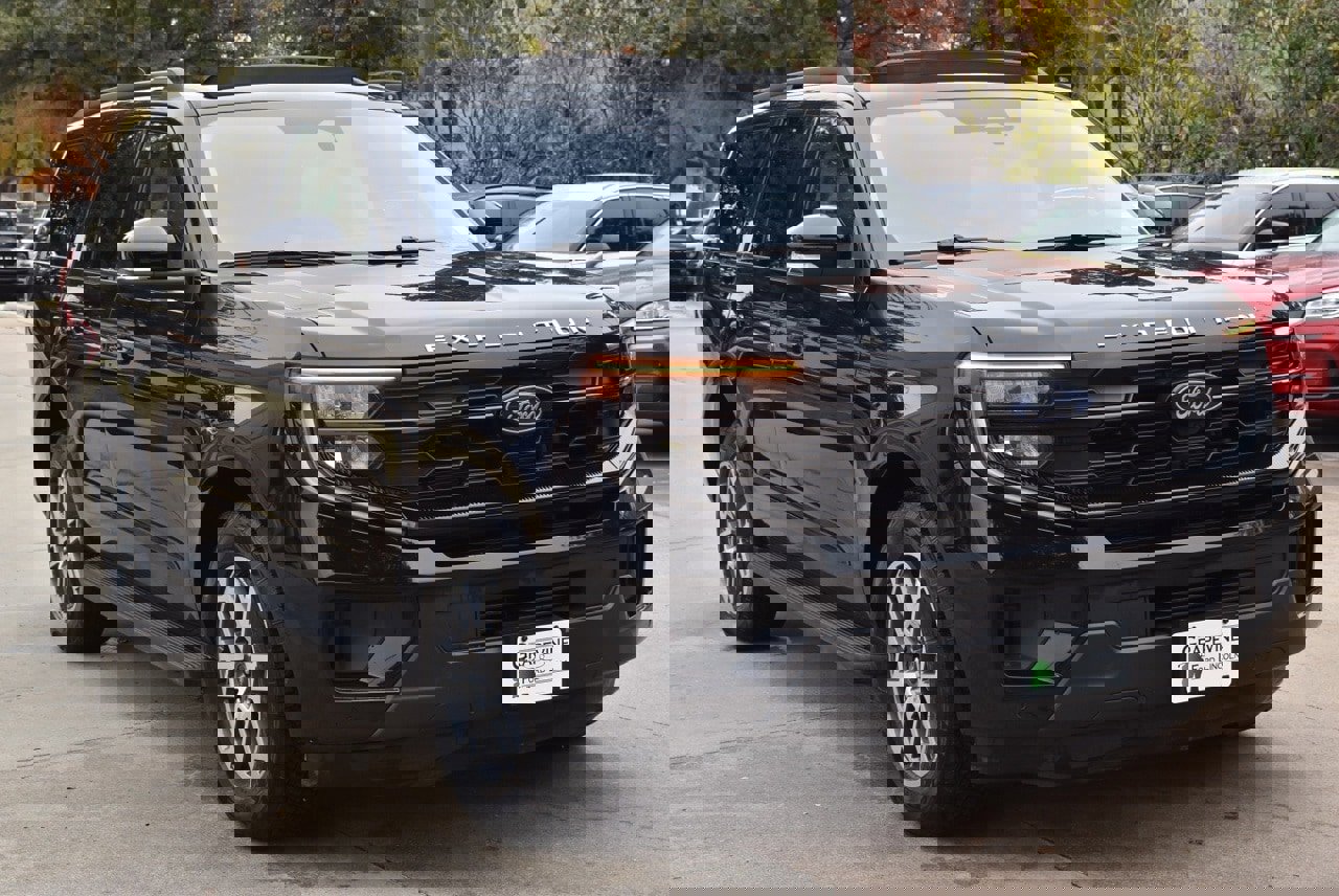 Certified 2025 Ford Expedition Active image 4