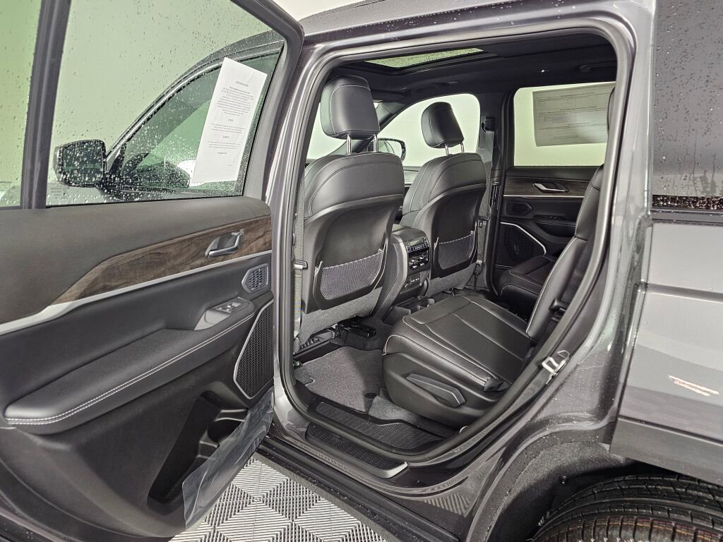 New 2026 Jeep Grand Cherokee L Limited w/ Limited Altitude Package AWD/4WD image 34