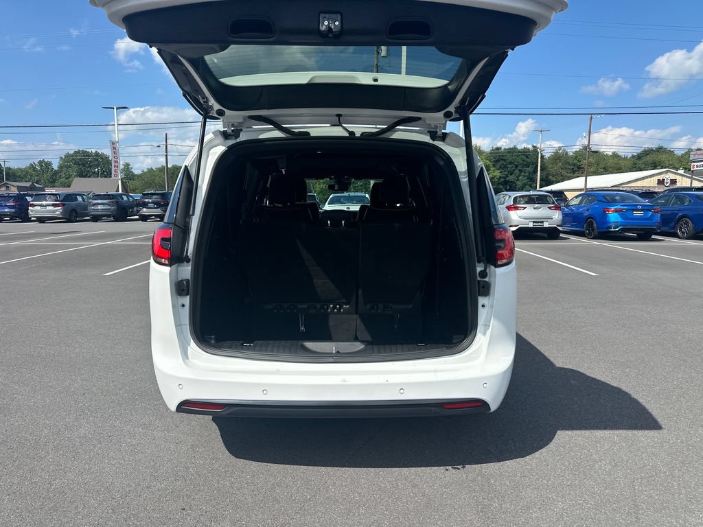 Used 2025 Chrysler Pacifica Limited FWD image 12