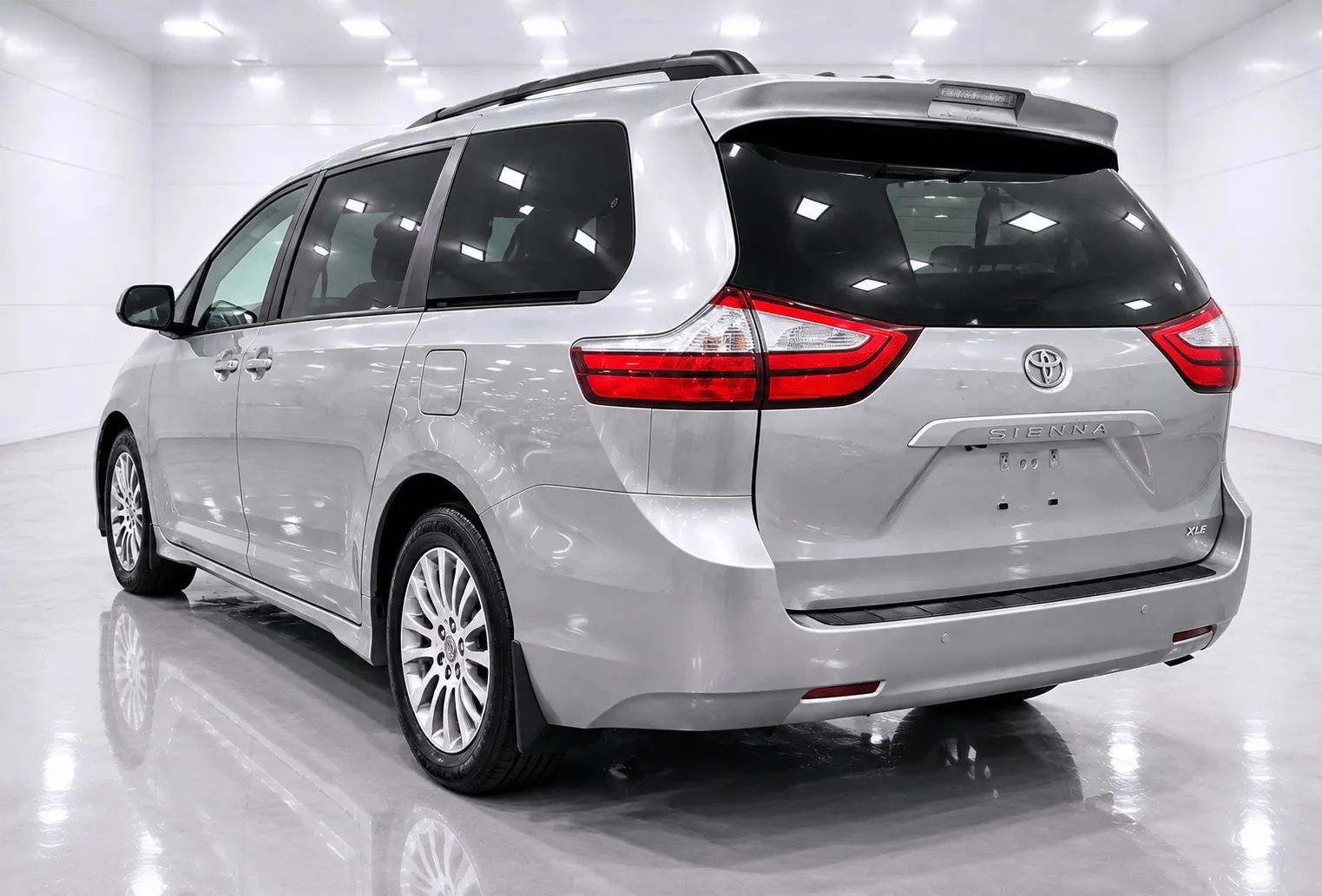 Used 2018 Toyota Sienna XLE w/ XLE Navigation Package FWD image 3