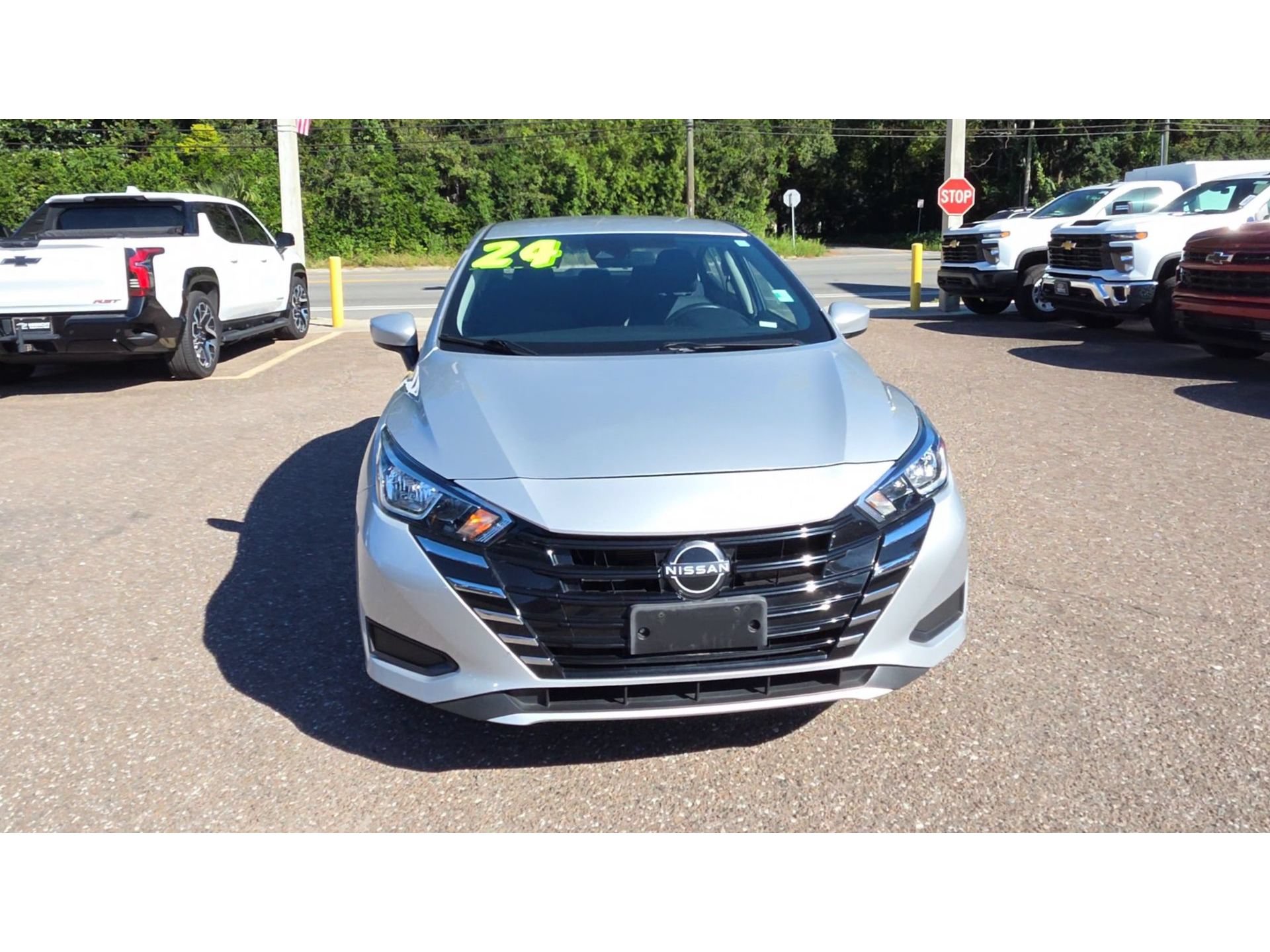 Used 2024 Nissan Versa SV FWD image 3