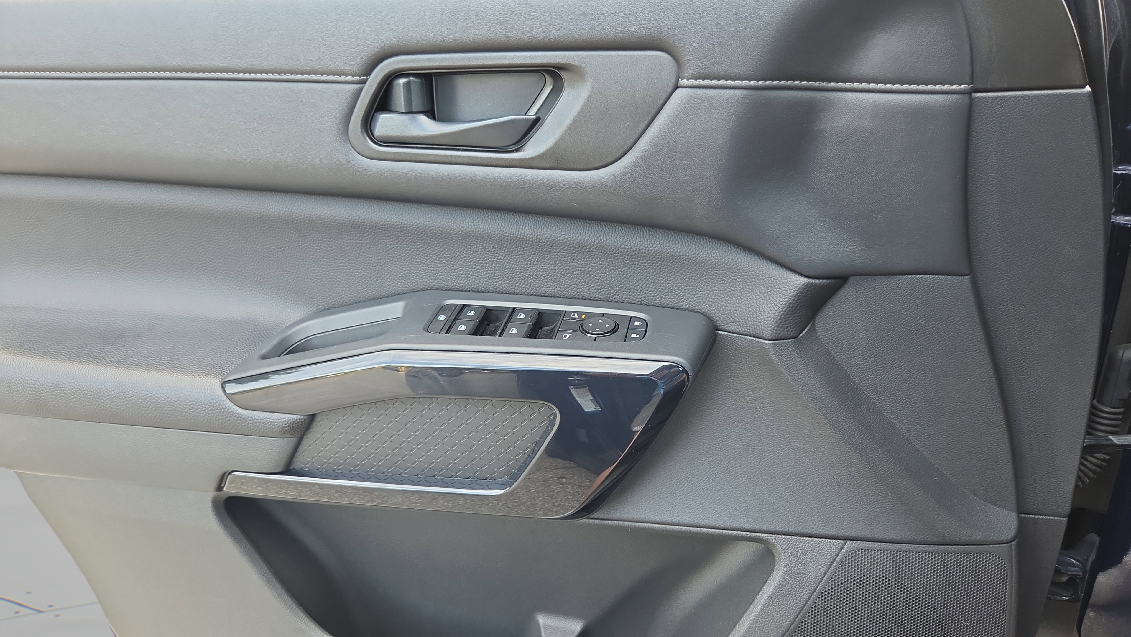 Used 2025 Nissan Pathfinder SV FWD image 27