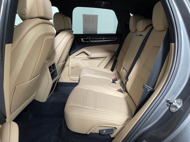Used 2023 Porsche Cayenne w/ Premium Package image 29