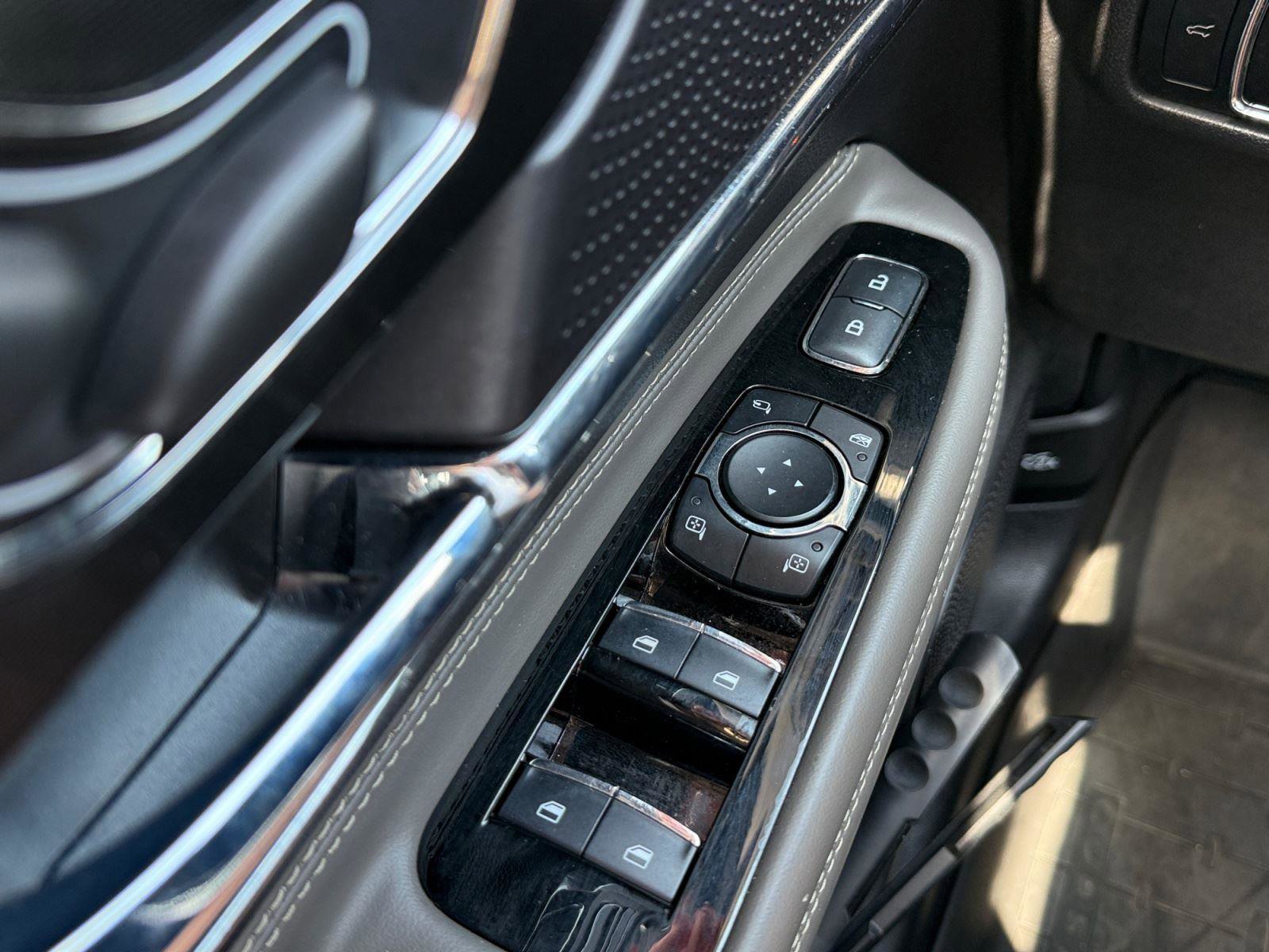 Used 2023 Lincoln Corsair Reserve image 3