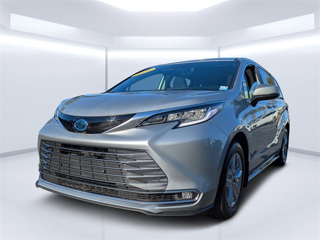 Used 2025 Toyota Sienna Limited image 7
