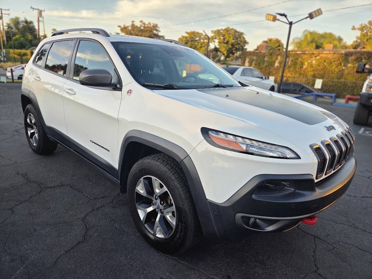 Used 2016 Jeep Cherokee Trailhawk w/ Comfort/Convenience Group AWD/4WD image 2