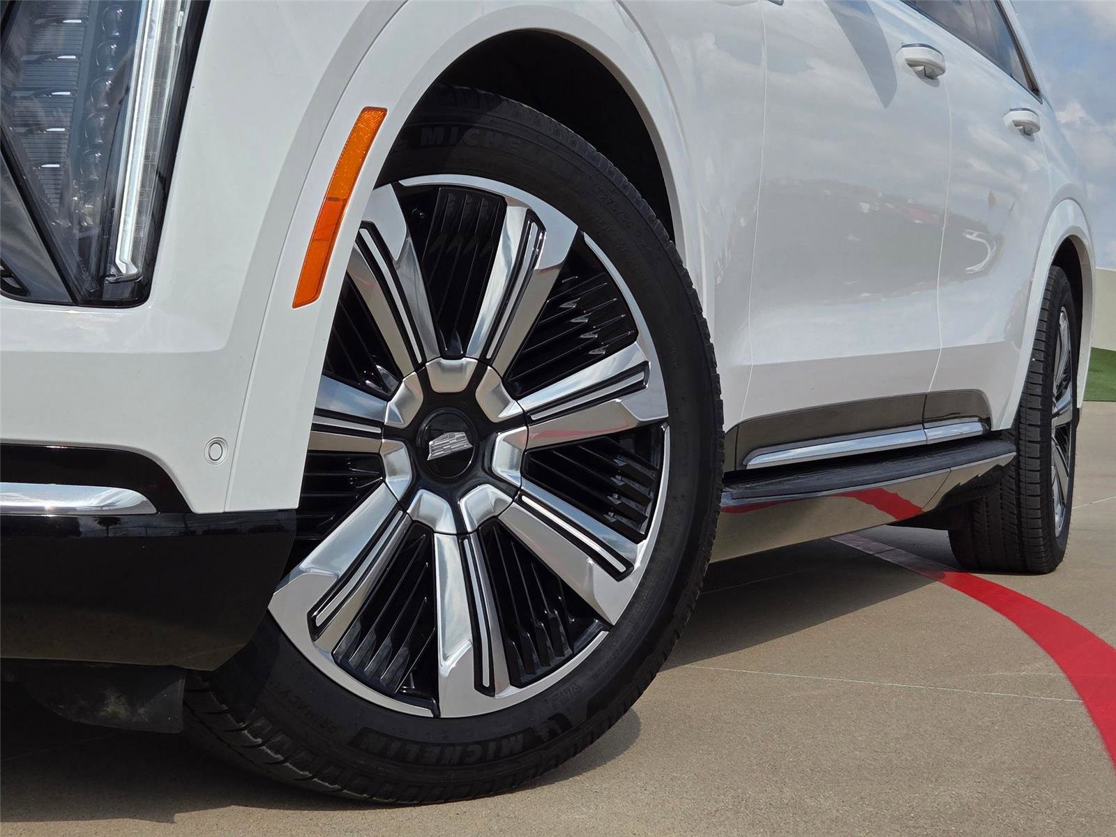 Certified 2025 Cadillac Escalade IQ Luxury 2 w/ LPO, Premium Carpet Package AWD/4WD image 8
