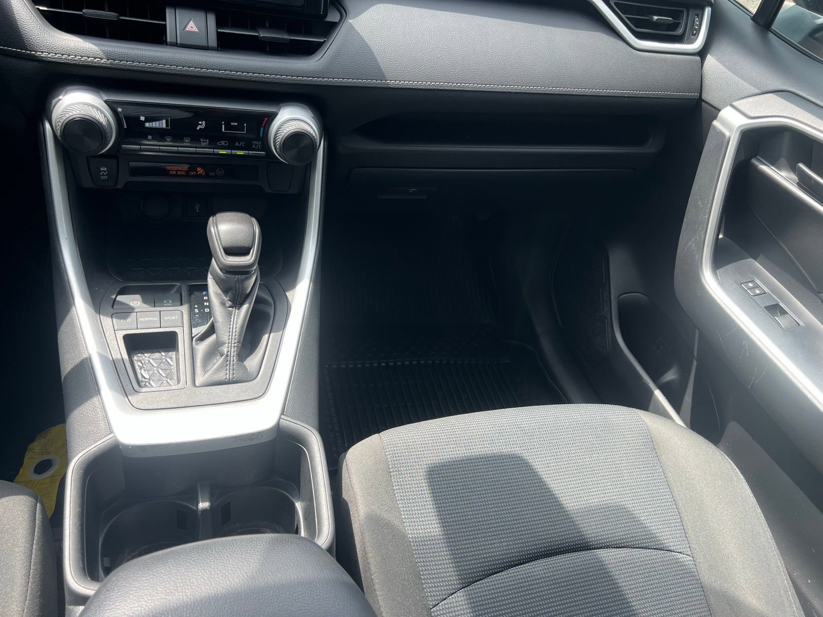 Used 2022 Toyota RAV4 LE FWD image 31