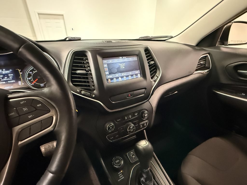 Used 2019 Jeep Cherokee Latitude w/ Comfort & Convenience Group AWD/4WD image 77