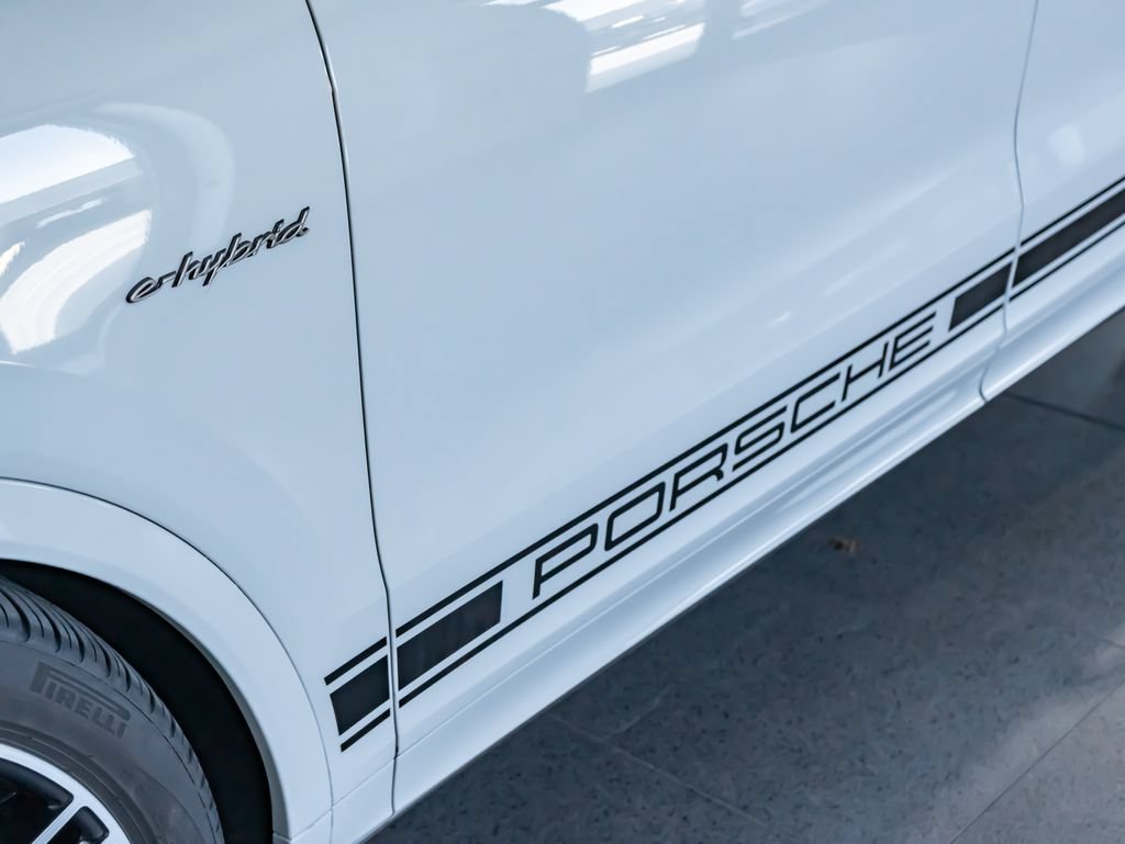 Certified 2025 Porsche Cayenne Turbo AWD/4WD image 36