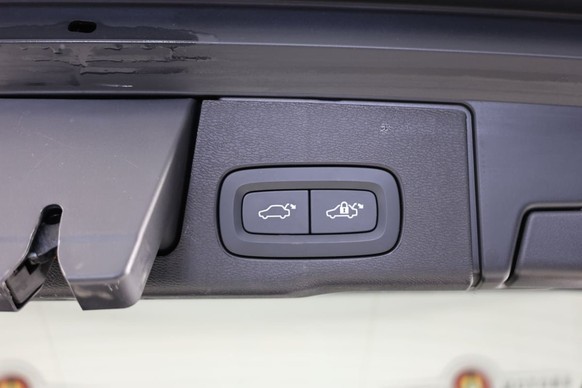 Used 2025 Volvo XC60 B5 Plus AWD/4WD image 32