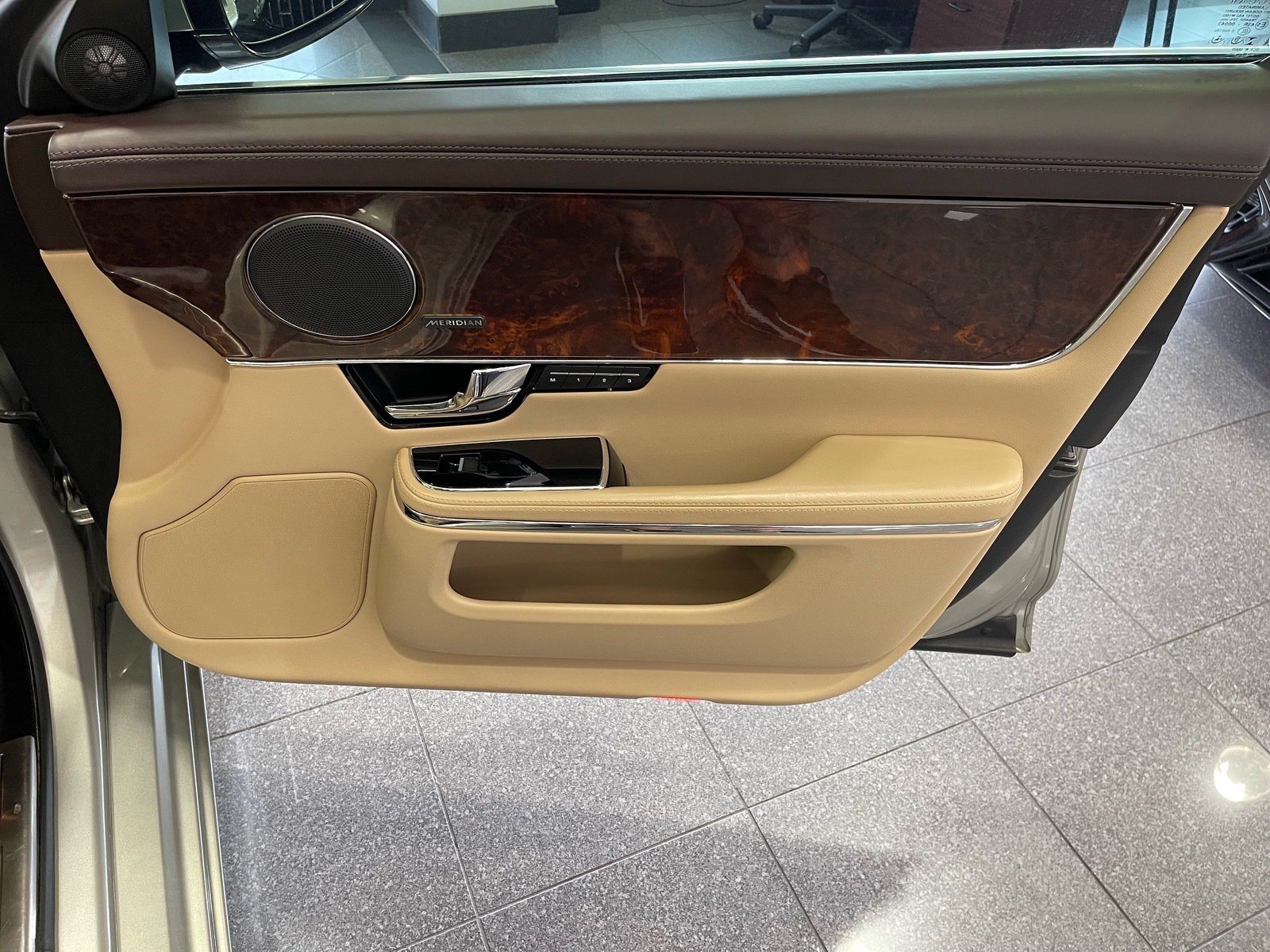 Used 2013 Jaguar XJ RWD image 36