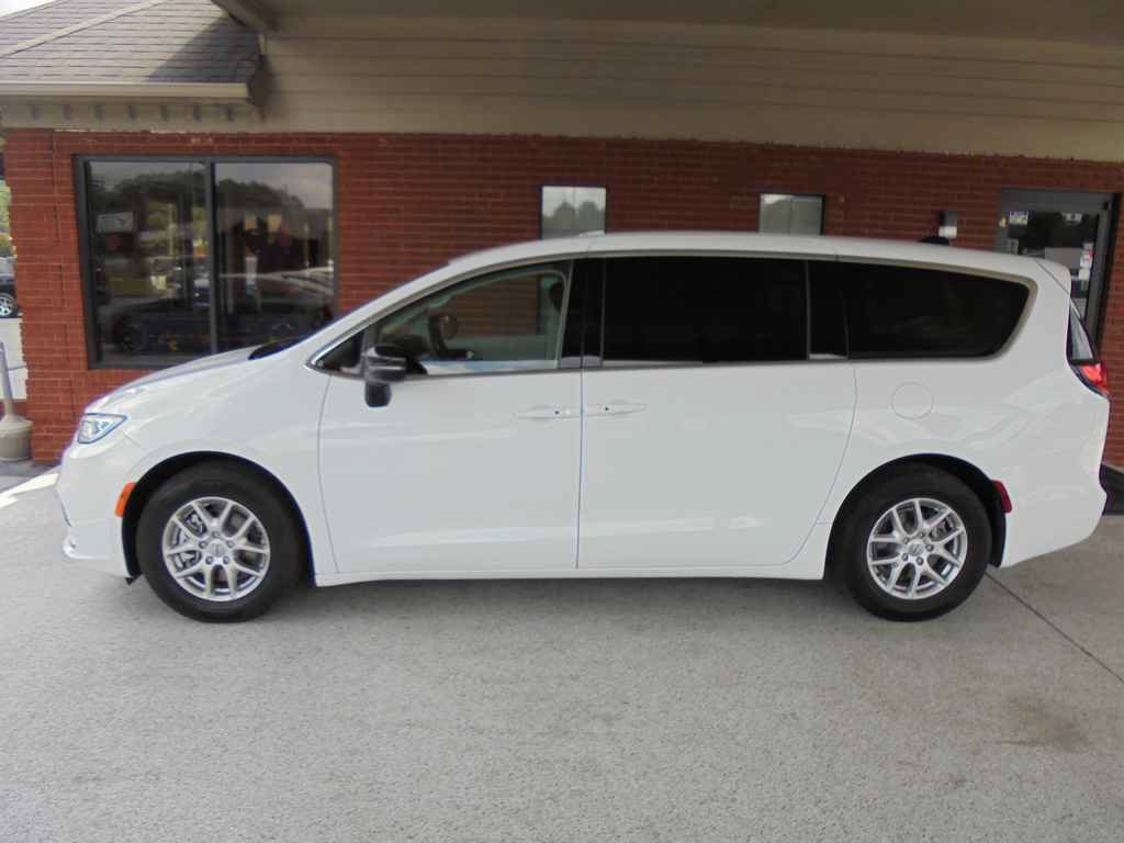 Used 2024 Chrysler Pacifica Touring-L