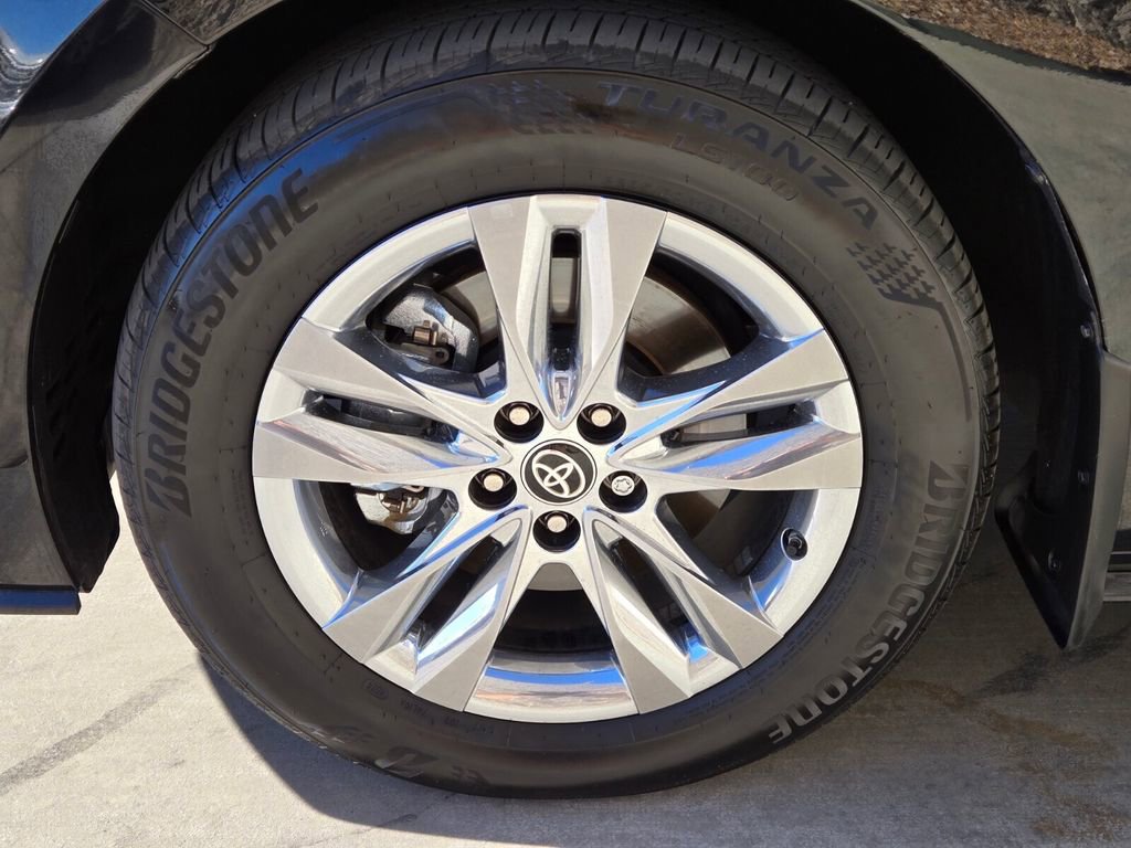 Used 2025 Toyota Sienna Limited image 10