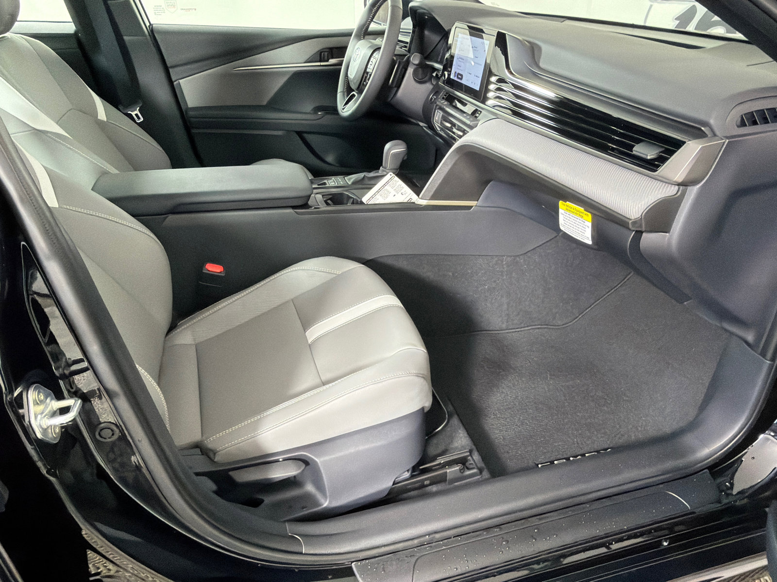 Used 2025 Toyota Camry SE FWD image 13