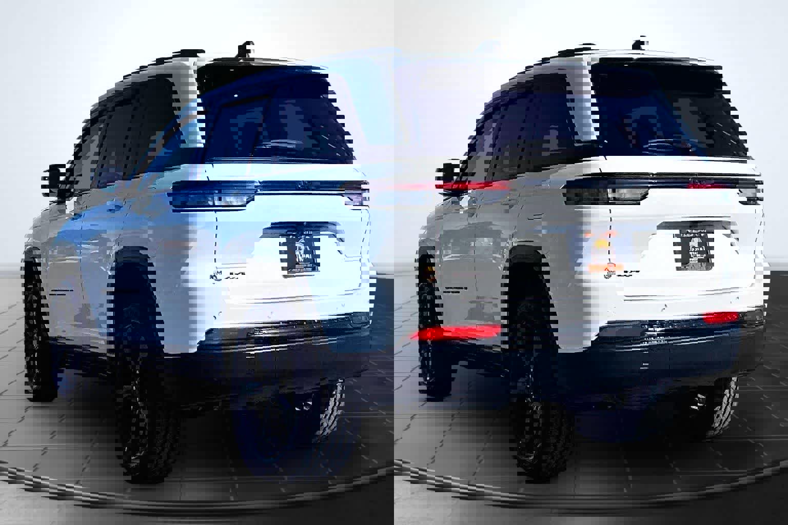 Used 2023 Jeep Grand Cherokee Altitude image 4