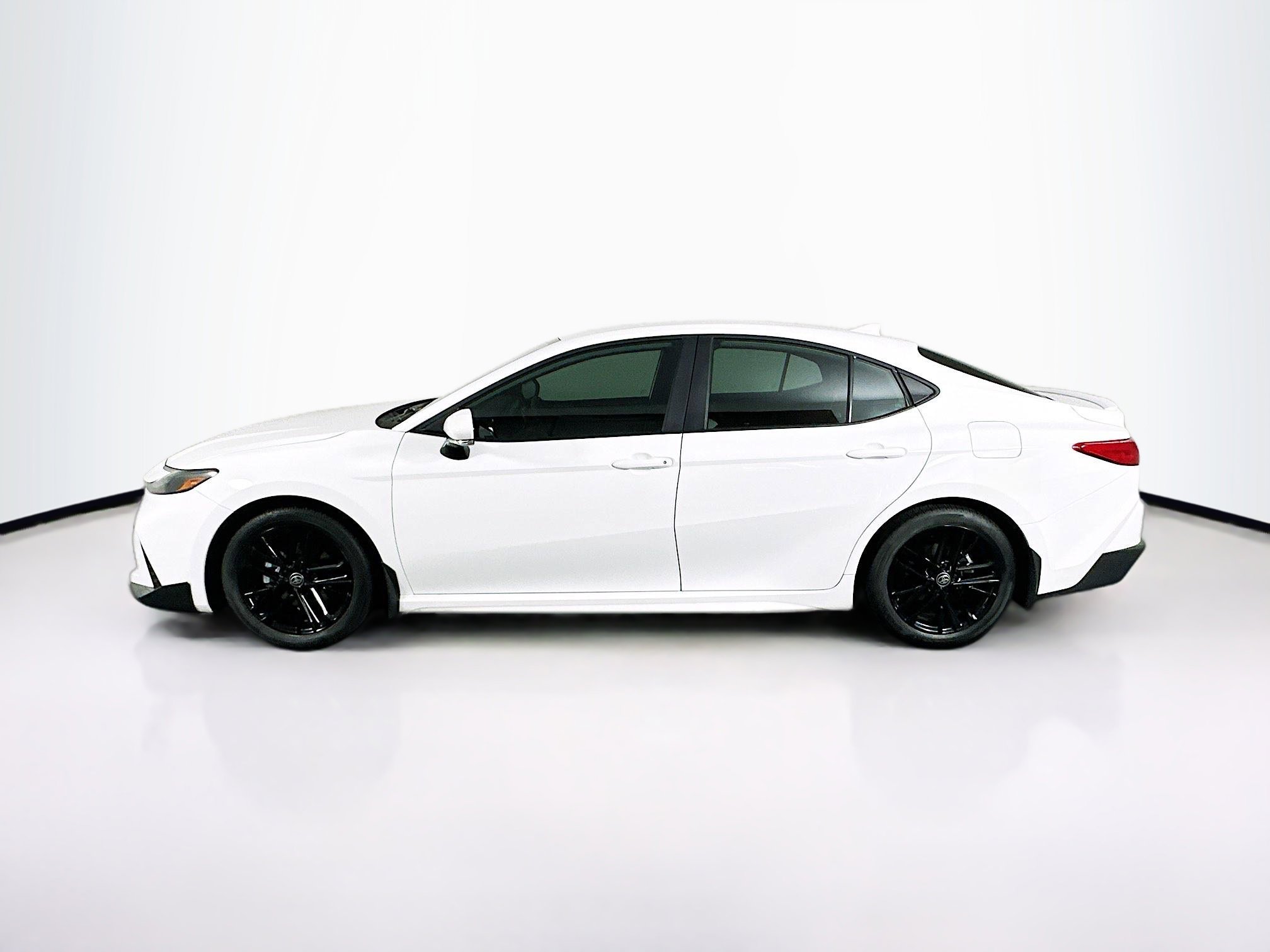 Used 2025 Toyota Camry SE image 4