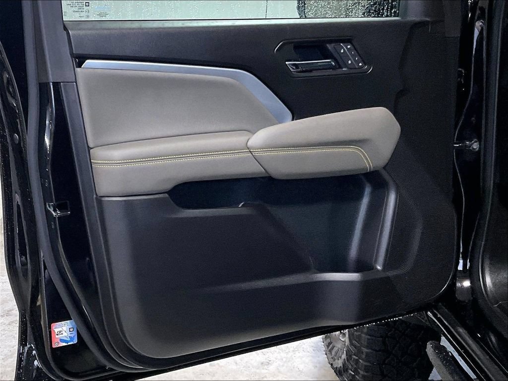 Used 2025 Chevrolet Colorado ZR2 w/ Technology Package AWD/4WD image 9