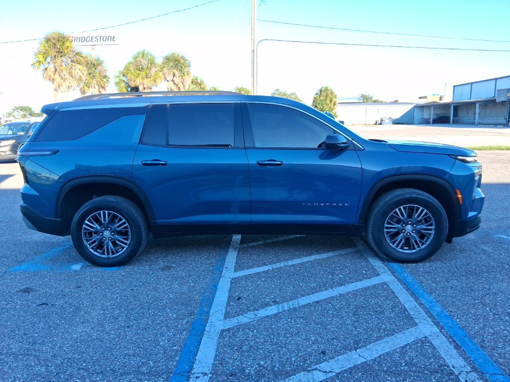 Used 2025 Chevrolet Traverse LT FWD image 2