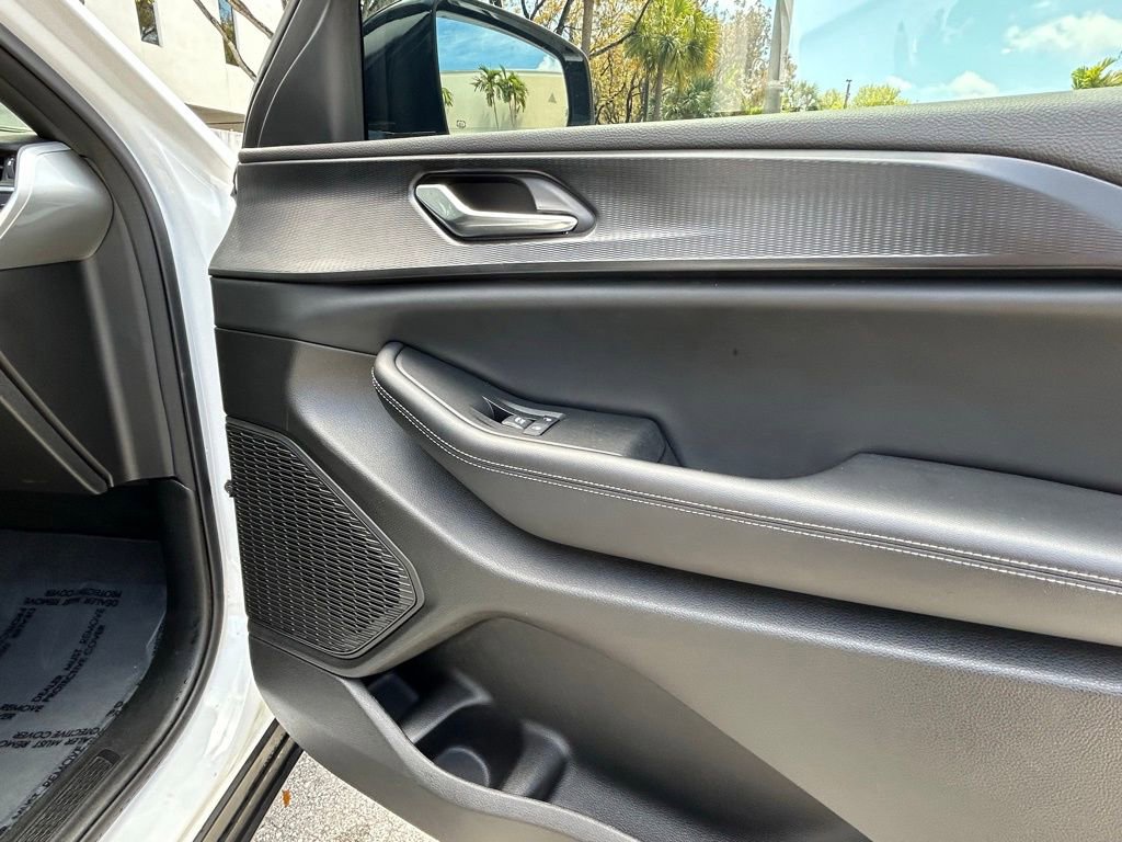 Used 2024 Jeep Grand Cherokee Altitude image 31