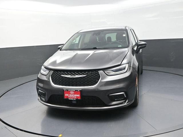 Used 2023 Chrysler Pacifica Touring-L image 2