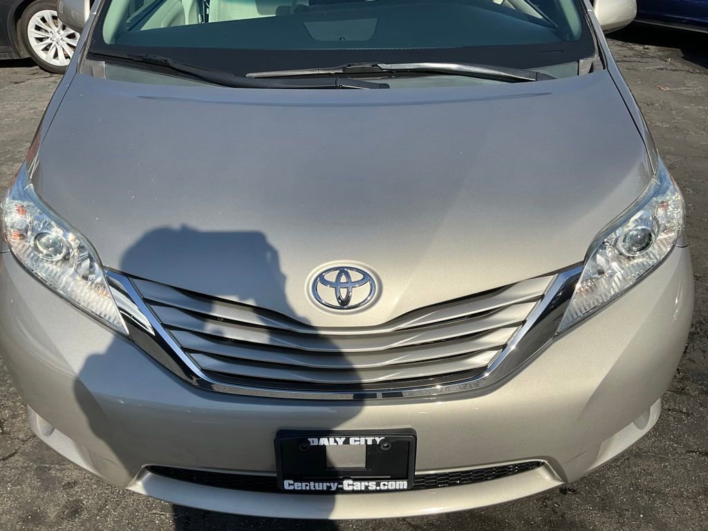 Used 2015 Toyota Sienna LE image 87