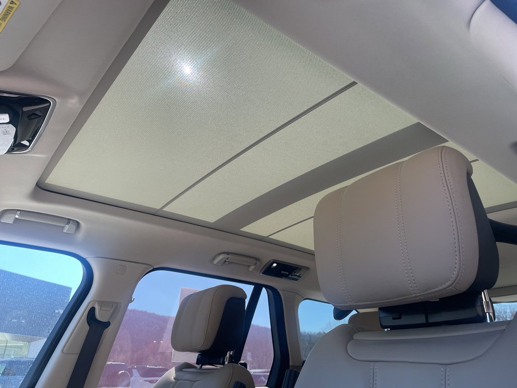 Used 2018 Land Rover Range Rover HSE image 12