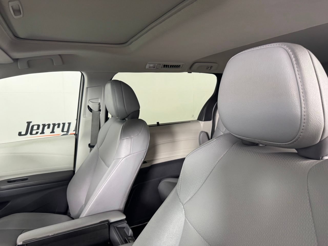 Used 2023 Toyota Sienna XLE FWD image 10