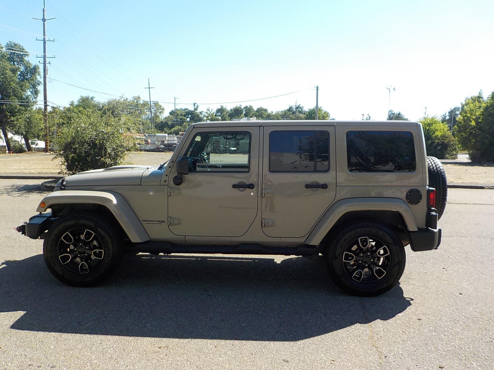 Used 2018 Jeep Wrangler Unlimited Sahara AWD/4WD image 5