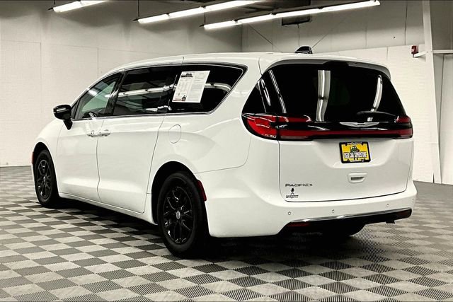Used 2024 Chrysler Pacifica Touring-L image 3