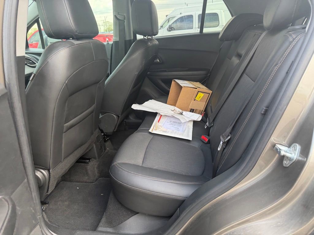 Used 2022 Chevrolet Trax LT w/ LT Convenience Package FWD image 4