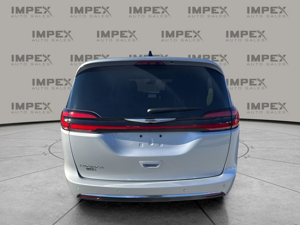 Used 2024 Chrysler Pacifica Touring-L image 4
