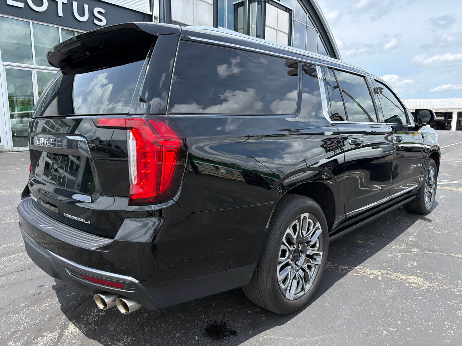 Used 2023 GMC Yukon XL Denali Ultimate AWD/4WD image 14