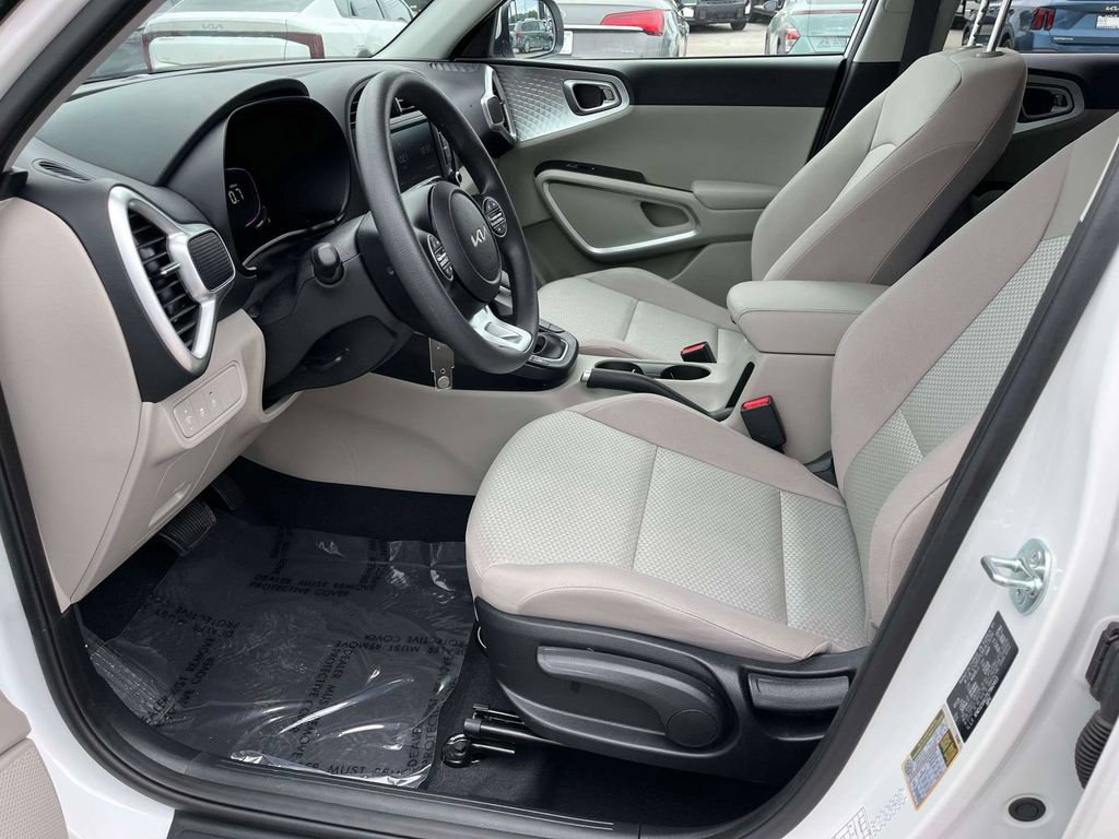 Used 2025 Kia Soul LX w/ LX Technology Package FWD image 15