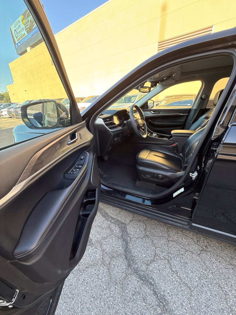 Used 2023 Jeep Grand Cherokee 4WD 4xe image 12
