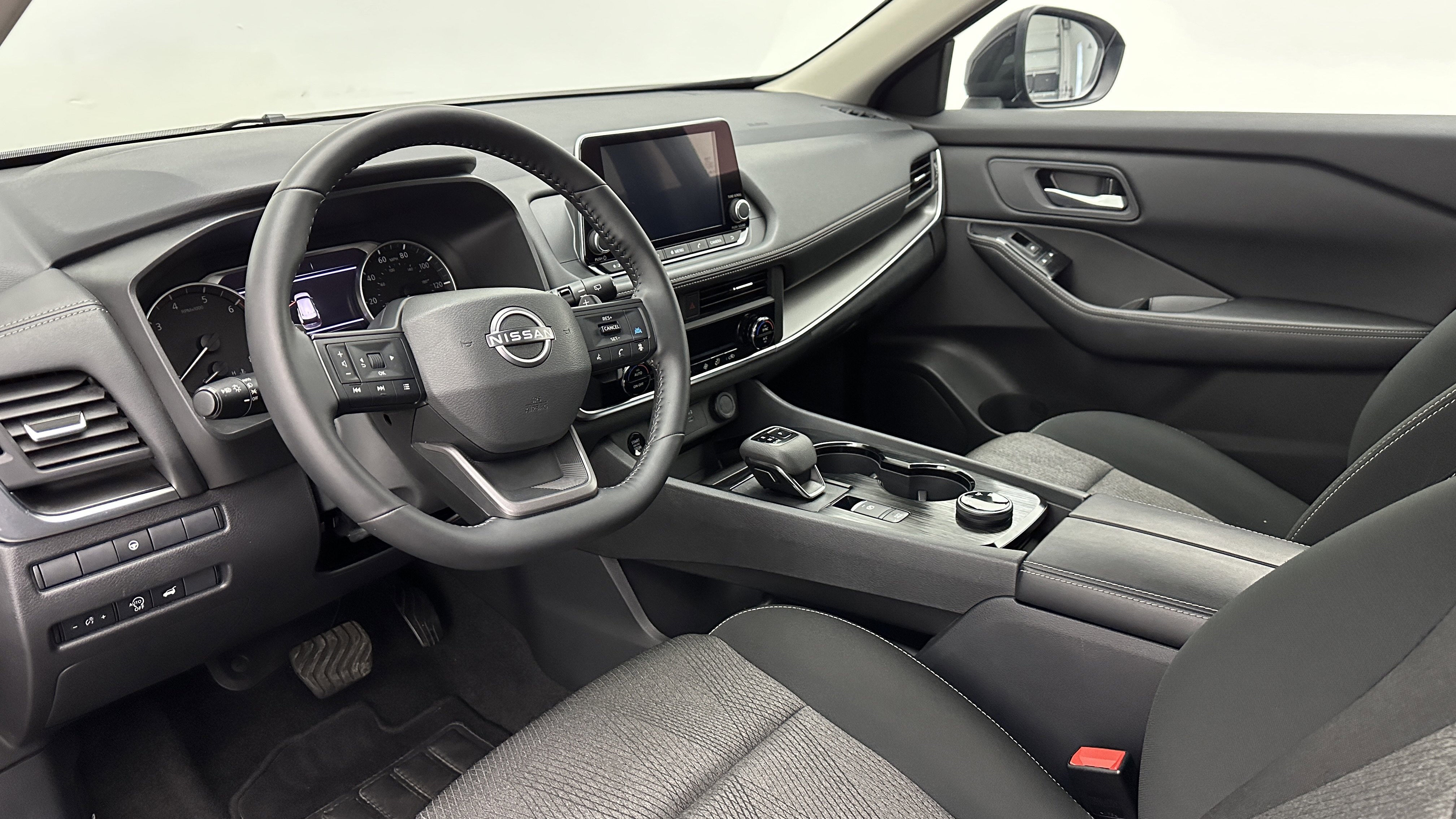 Used 2025 Nissan Rogue SV image 8