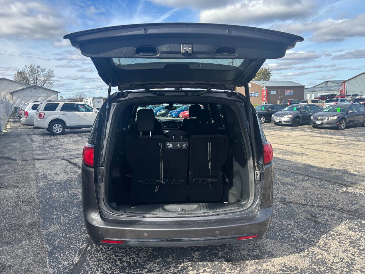 Used 2019 Chrysler Pacifica Touring Plus w/ S Appearance Package image 12